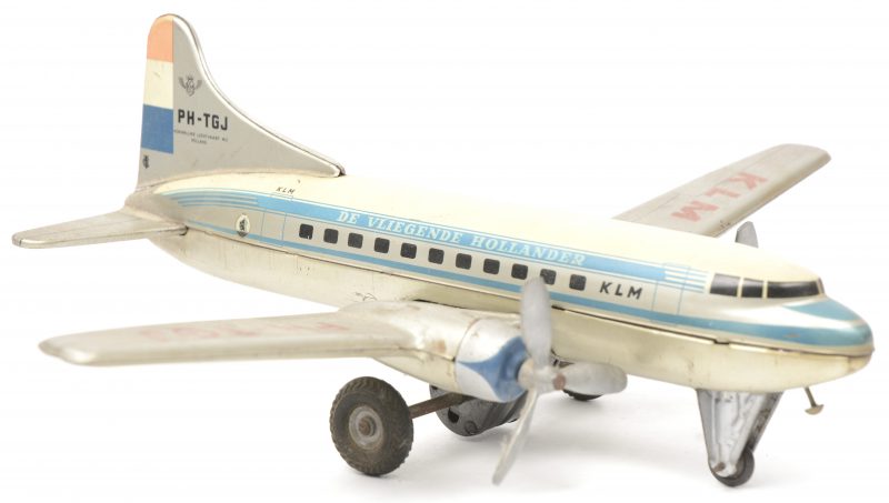 Een metalen speelgoed model van een KLM DC-4.