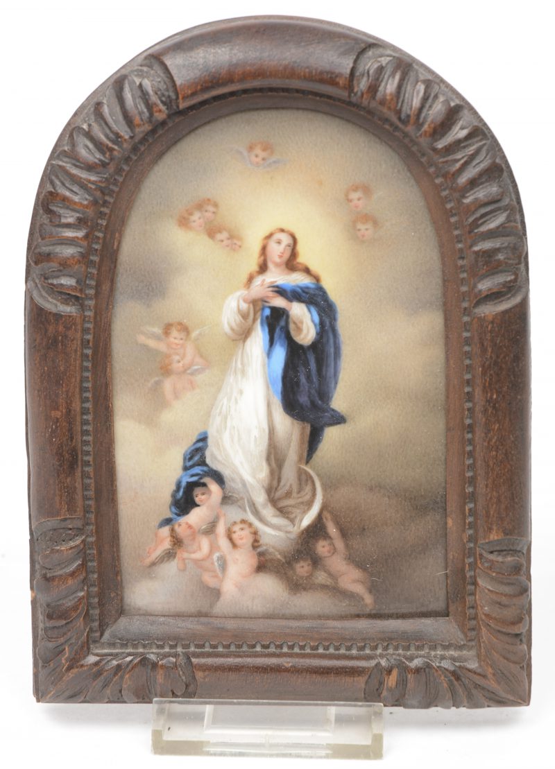 “De Heilige Maagd met engeltjes”. Een handbeschilderde porseleinen tegel. Medio XIXe eeuw.