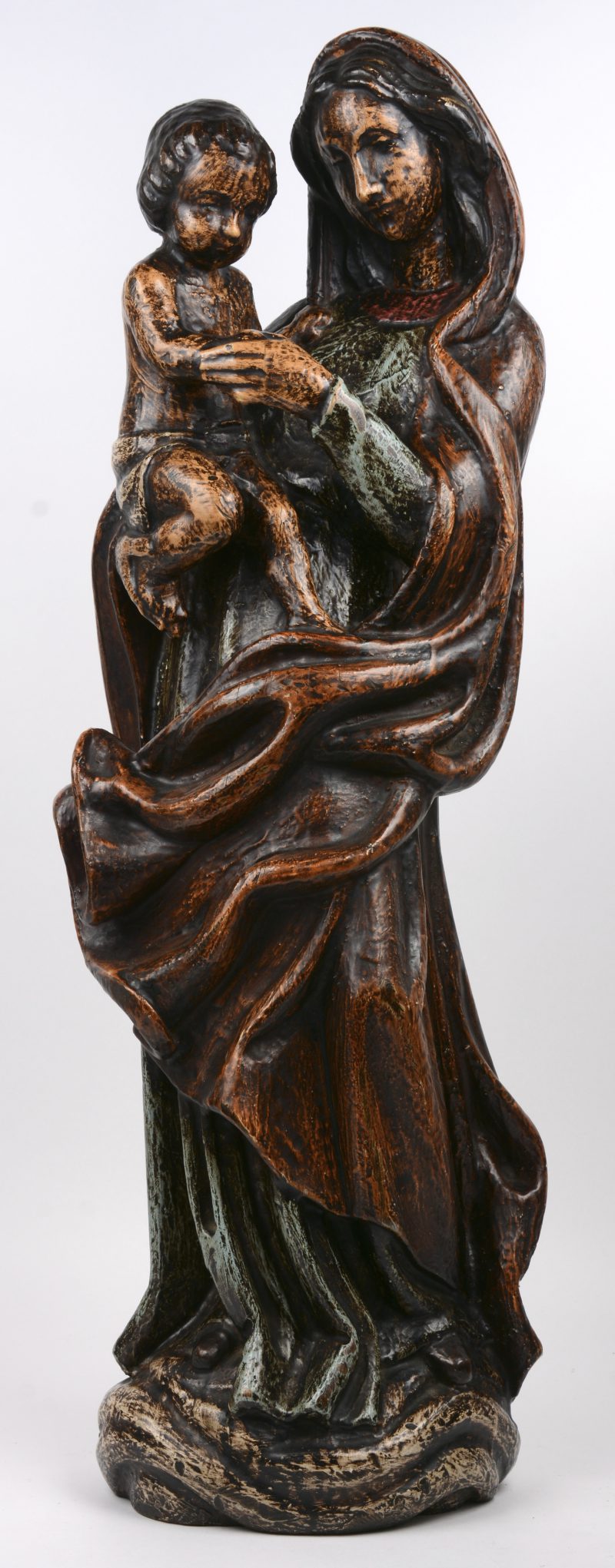 “Madonna met kind”. Een gepolycrhomeerd houten beeld.