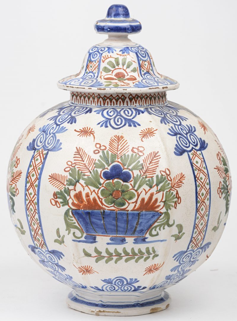 Een achthoekige bolle vaas van gepolychromeerd Delfts aardewerk.
