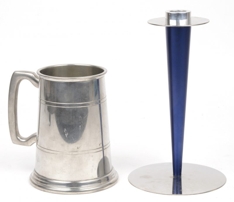Een wit metalen kandelaar met geborsteld blauwe zuil, gemerkt ‘Menu, Denemarken’ en een wit metalen pul met glazen bodem.