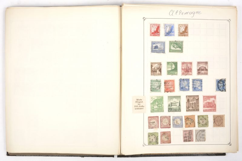 Een verzameling oude postzegels.