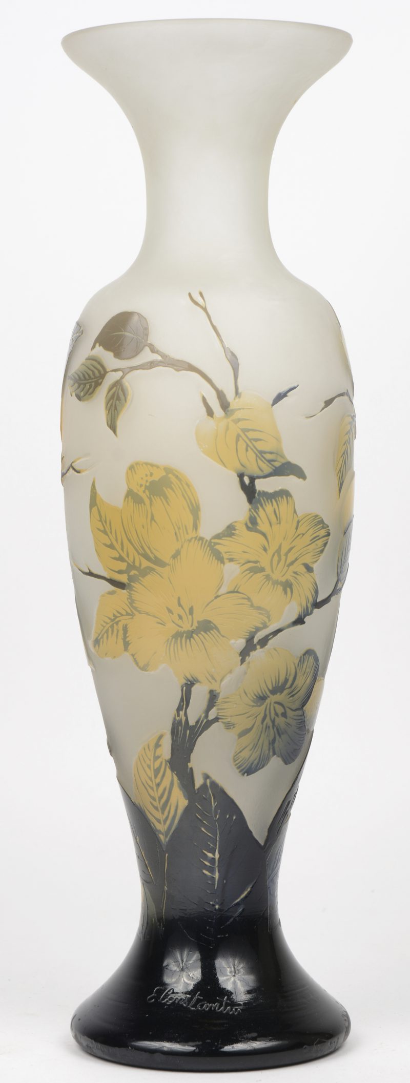 Een glazen vaas met een met zuur geëtst en gepolychromeerd decor van bleoemen en bladeren. Gesigneerd.