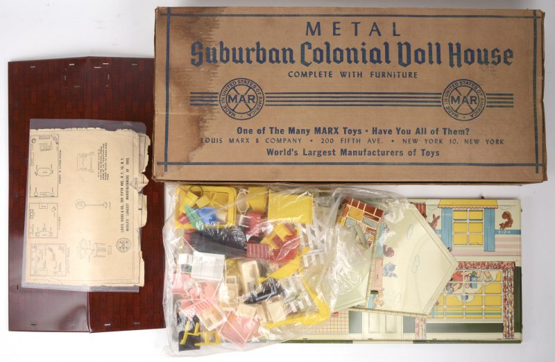 “Suburban colonial dollhouse”. Een geëmaileerd metalen poppenhuis. In originele doos.