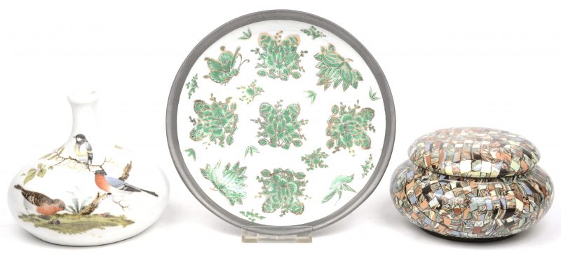 Een lot porselein bestaande uit een vaasje gedecoreerd met vogels, een schoteltje met groene vogels en planten in het decor en een meerkleurig juwelenpotje.
