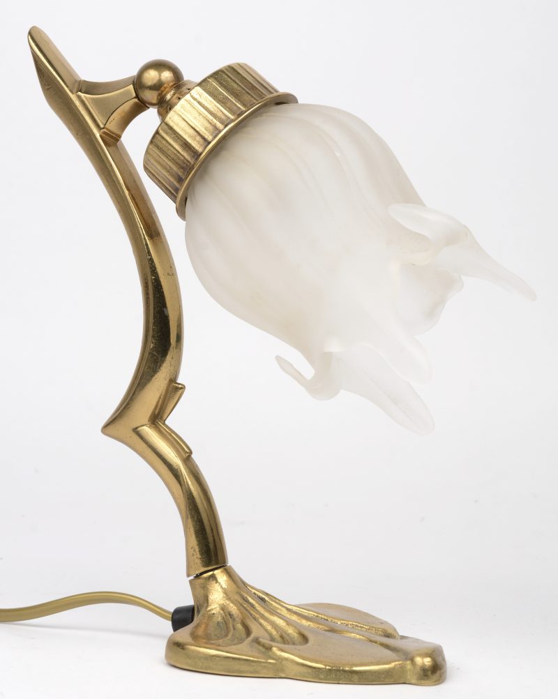 Een verguld bronzen lampje in art nouveau inspiratie met gesatineerd glazen kapje.