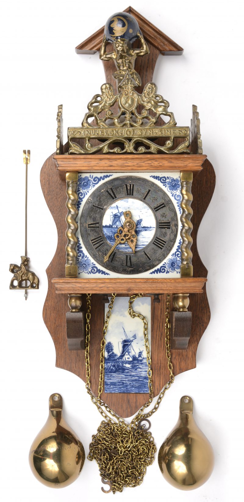 Een replica van een zaans klokje met atlas en geschrift “Nu elck syn sin”.