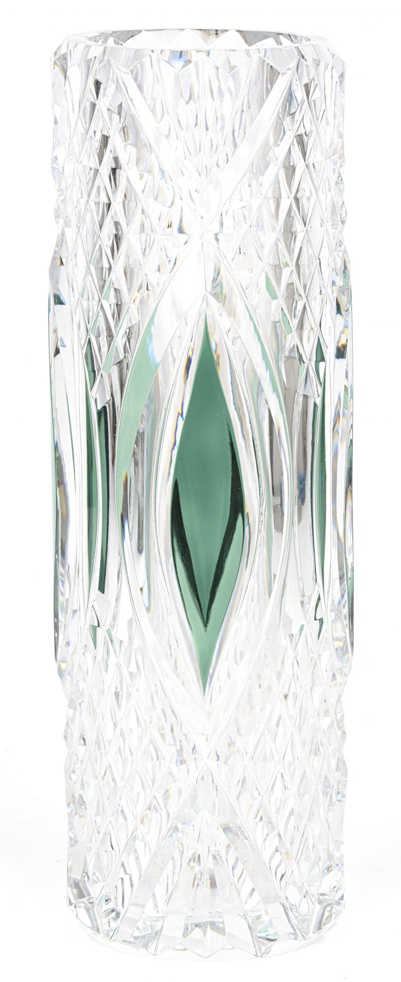 Een cilindervaas van geslepen kristal, in de massa deels groen gekleurd. Onderaan gemerkt en genummerd.