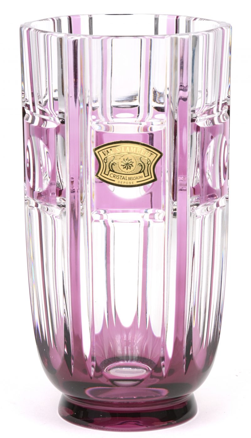 Een vaas naar art deco voorbeeld van geslepen kristal, in de massa deels paarsrood gekleurd. Onderaan gemerkt en genummerd. Met label.