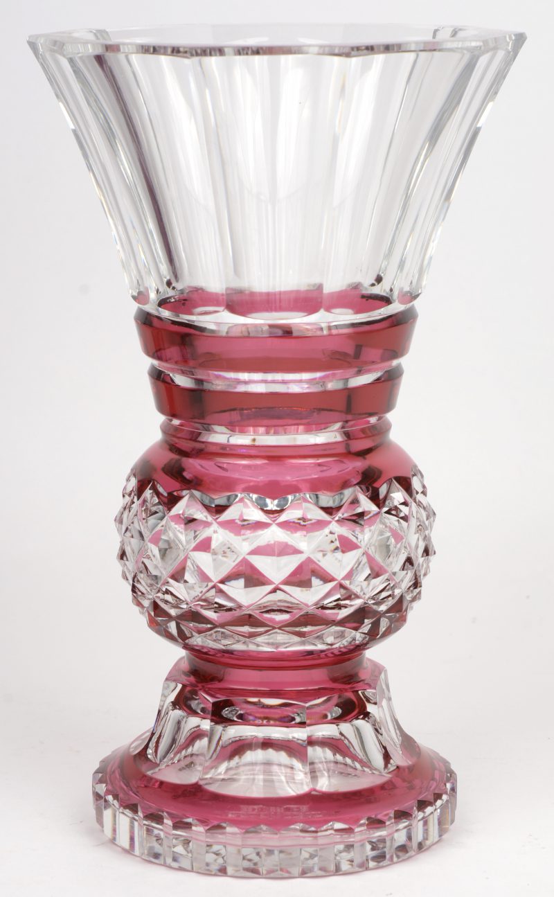 Een vaas met brede voet van geslepen kristal, in de massa deels rood gekleurd. Onderaan gemerkt.