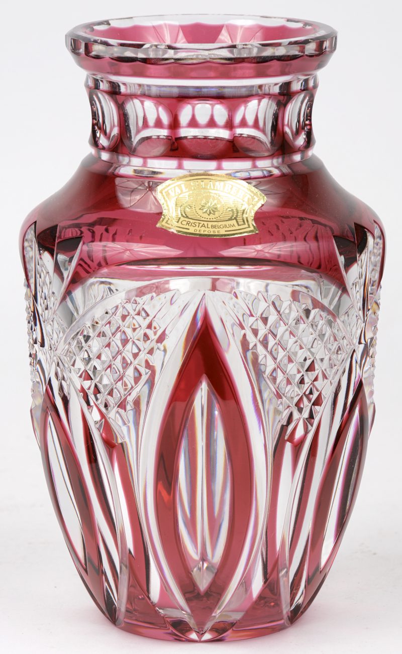 Een vaas met schouder van geslepen kristal, deels in de massa rood gekleurd. Onderaan gemerkt, genummerd en P.U. En met label.