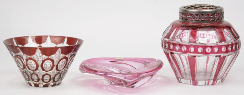 Een kleine pique-fleurs met metalen montuur van geslepen kristal, deels in de massa rood gekleurd. Evenals een kleine coupe en een schaaltje. Het laatste gemerkt Val Saint-Lambert.