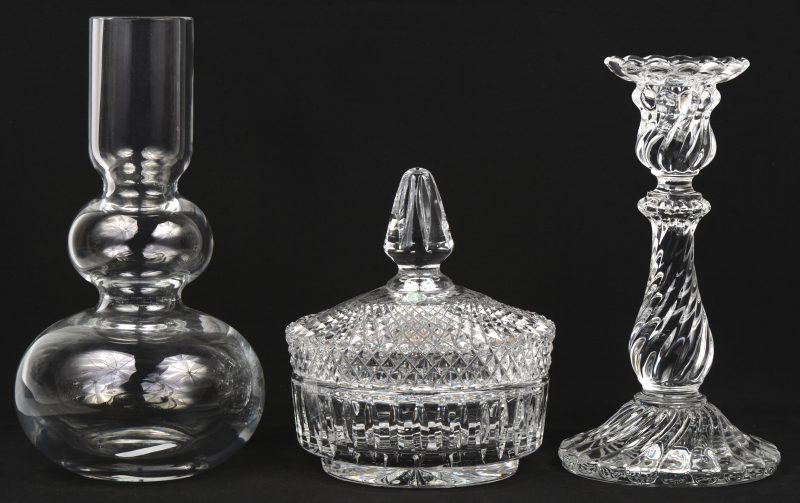 Een getorste glazen kandelaar en een bonbonschaal met deksel (gemerkt Watford Crystal) en een kalebasvaas van kristal. De eerste en laatste gemerkt van Baccarat.