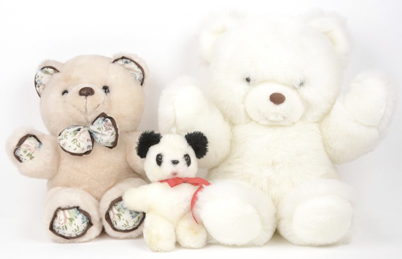 Drie diverse teddyberen. Een witte (Bon Ton, Nederland). Een lichtbruine (Cuddle Wit, China). Een kleine panda