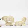 “Kerstgebeuren”. Vier grote beeldjes van veelkleurig biscuit (knielende herder en koning, liggend schaap, schaap met lam. Ed. Goebel. Onderaan gemerkt, genummerd 260.