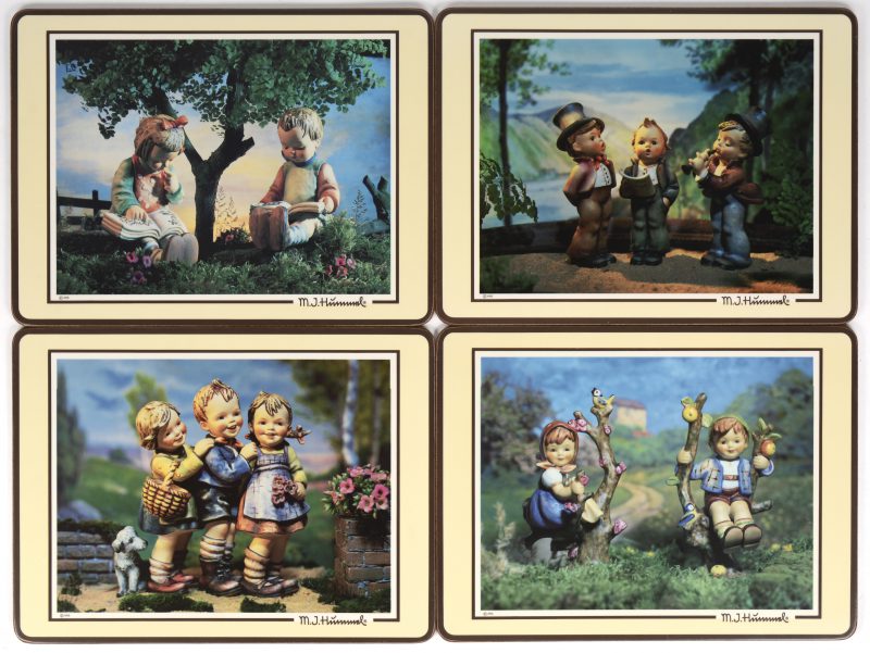Een set van vier placemats met foto’s van beeldjes. 1986.