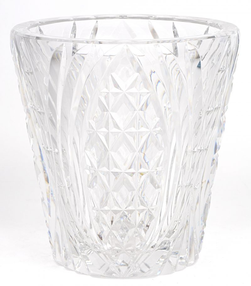 Een brede vaas van geslepen kleurloos kristal. Onderaan gemerkt en genummerd 80/178. Kleine schilfer aan de binnenrand.