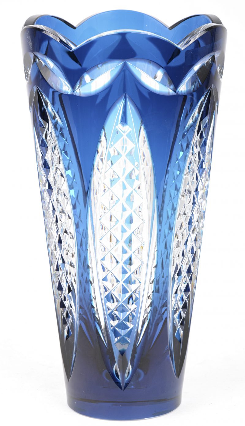 Een vaas van geslepen en blauw gedubbeld kristal. Onderaan gemerkt,  genummerd 11/125 en gedateerd 1995.