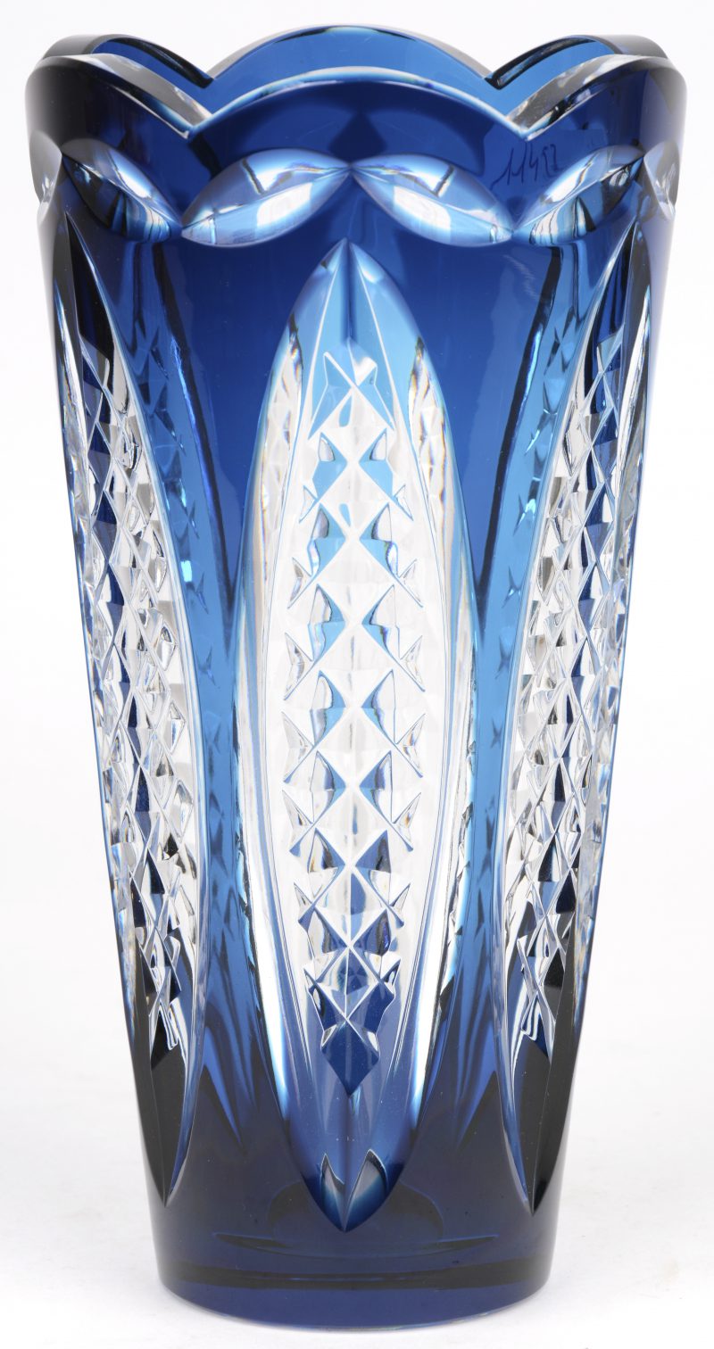 Een vaas van geslepen en blauw gedubbeld kristal. Onderaan gemerkt,  genummerd 4/175 en gedateerd 1995.