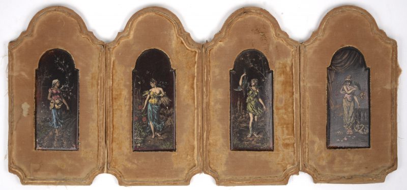 Een quadriptiek met handgeschilderde voorstellingen van vrouwen. Gesigneerd ‘Muller, Anvers’. Eind XIXe eeuw.