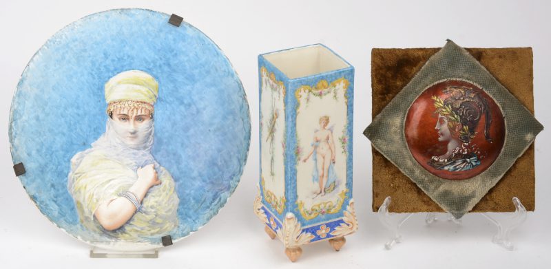 Een vaasje, een sierbord met voorstelling van gesluierde vrouw en een miniatuur met voorstelling van Minerva.