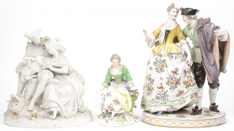 Twee groepen van meerkleurig porselein, bestaande uit een XVIIe eeuws koppel en een vrouw met schaapje. Bijgevoegd een biscuit groep van een koppel met schaapje met Limogesmerk.