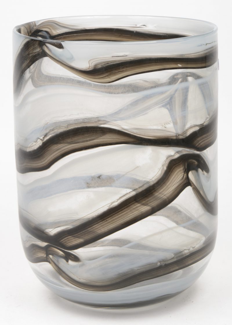 Een designvaas van meerkleurig Italiaans glas.