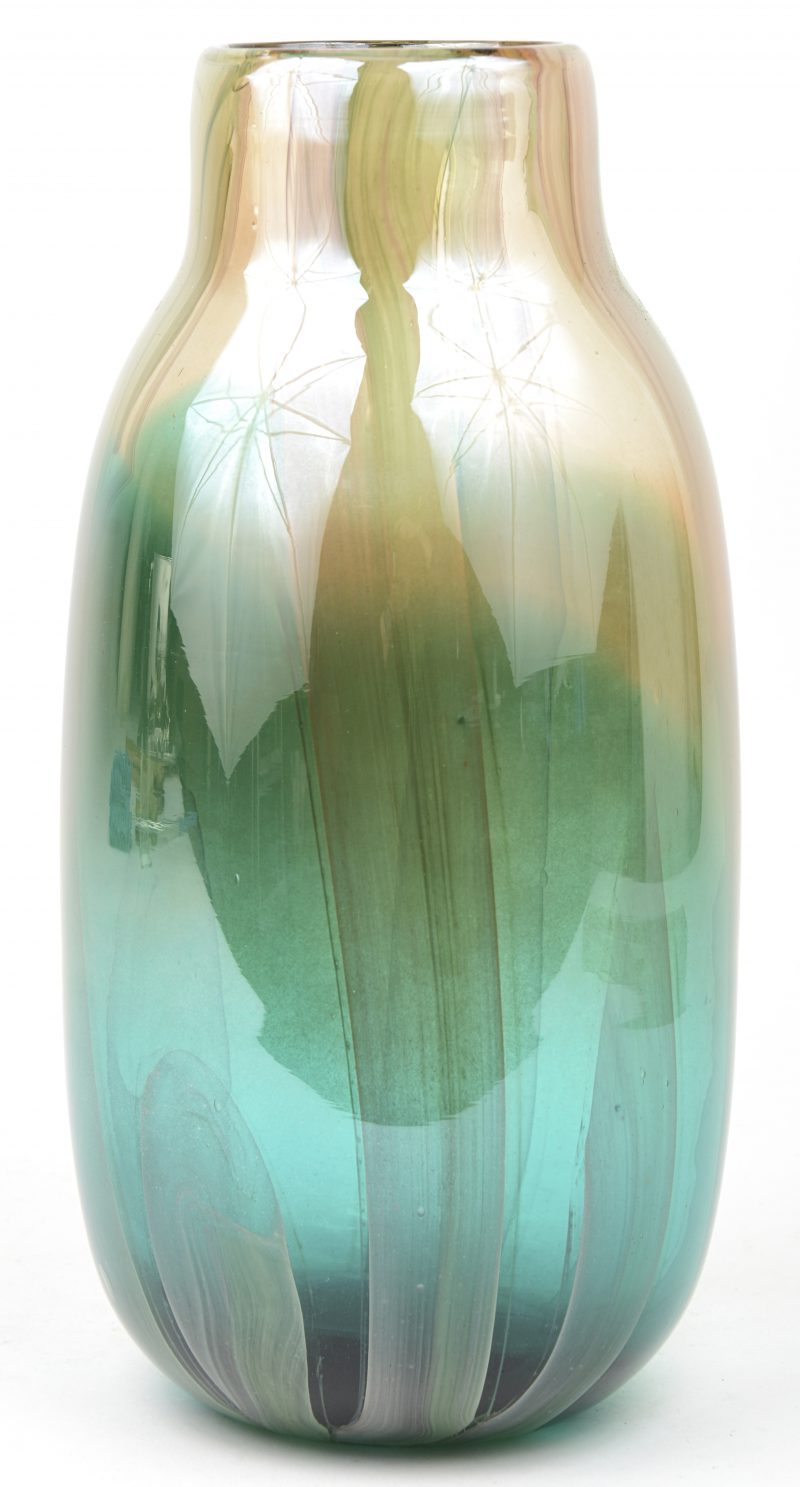 Een vaas van meerkleurig en iriserend glas.