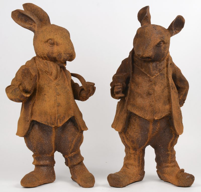Twee tuinbeelden, in de vorm van een rat met glas en een konijn met pijp in de stijl van de personages van Beatrix Potter.