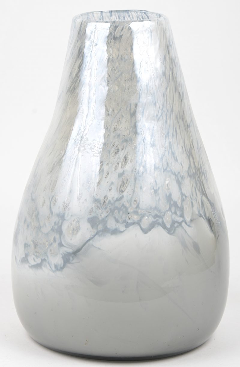 Een designvaas van wit en grijs Italiaans glas.