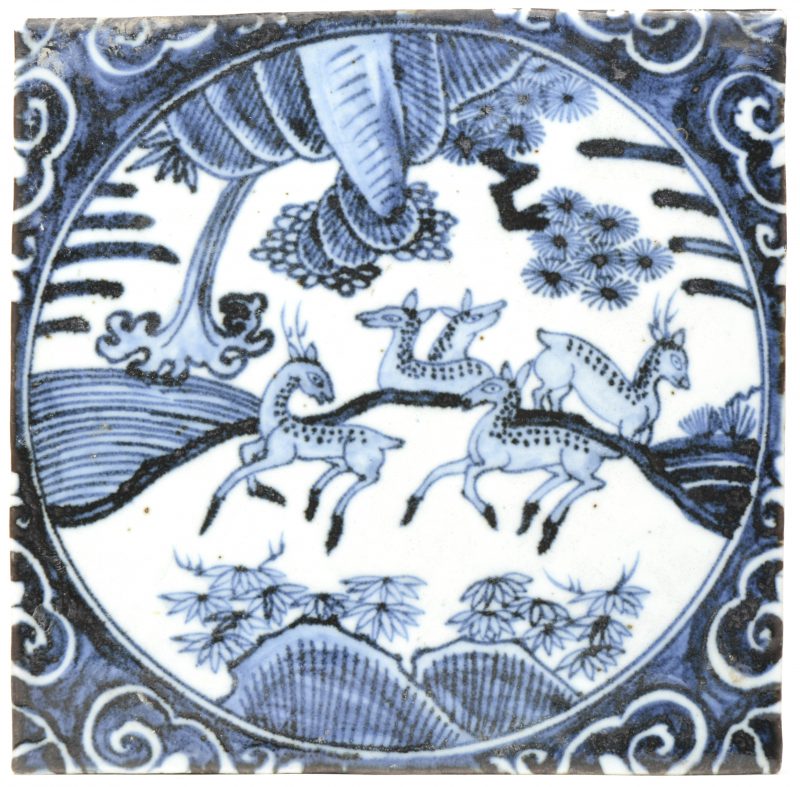 Een Aziatische tegel van blauw en wit porselein met een decor van herten.