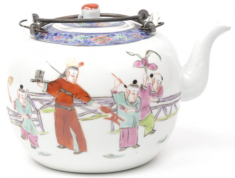 Een bol Chinees porseleinen theepotje met een meerkleurig decor van personages. Onderaan gemerkt.