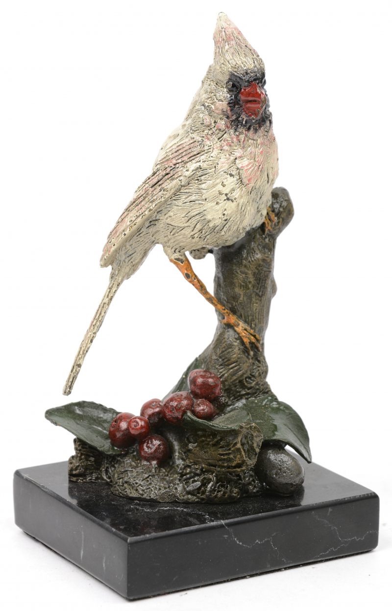 “Vogeltje”. Een gepolychromeerd Weens bronzen beeldje op arduinen sokkeltje. Recent werk.