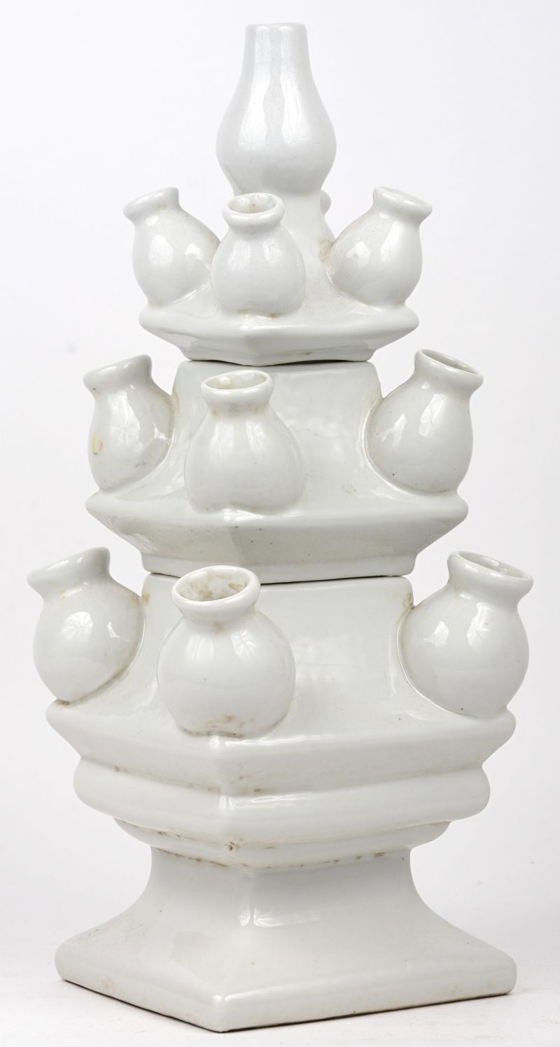 Een uit drie delen opgebouwde tulpenvaas van monochroom wit Chinees porselein.