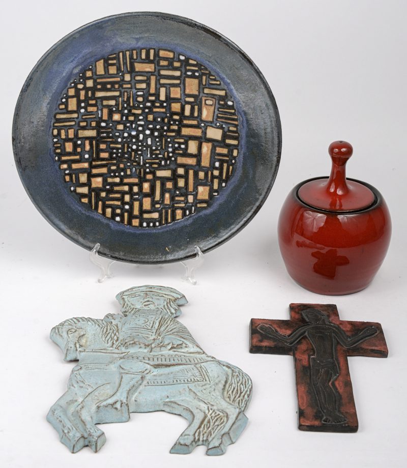Een lot kunstkeramiek, bestaande uit een rodd geglazuurde tabakspot, een kruisje met signatuur ‘Perignem’, een bas-reliëf met ruiter te paard en een sierbord.