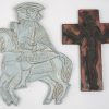 Een lot kunstkeramiek, bestaande uit een rodd geglazuurde tabakspot, een kruisje met signatuur ‘Perignem’, een bas-reliëf met ruiter te paard en een sierbord.