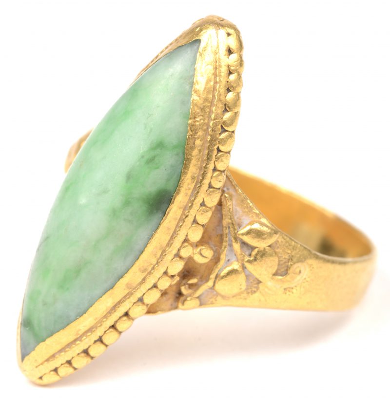 Een 24 K geelgouden ring bezet met jade steen.