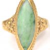 Een 24 K geelgouden ring bezet met jade steen.