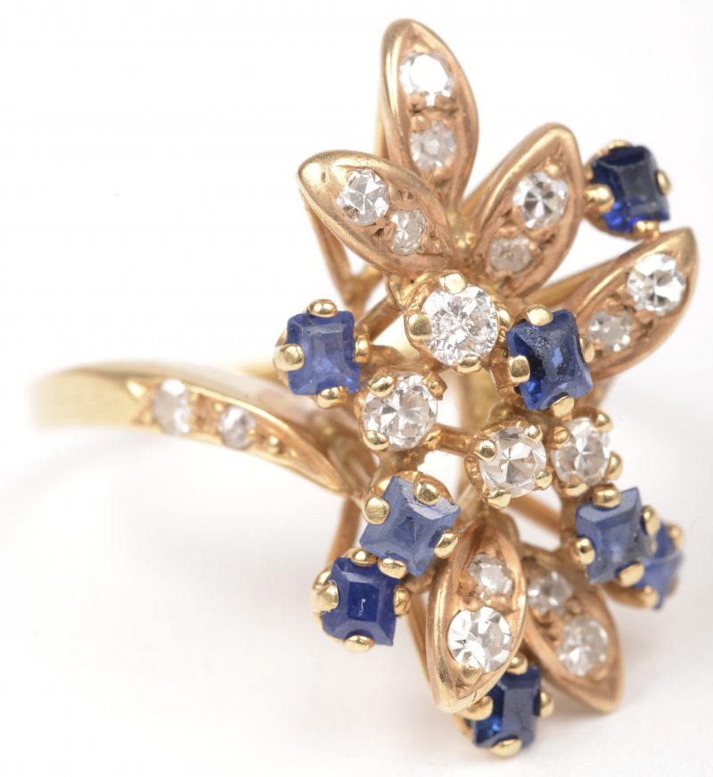 Een 18 K geelgouden ring bezet met diamanten en saffieren met een gezamenlijk gewicht van +- 0, 70 ct.