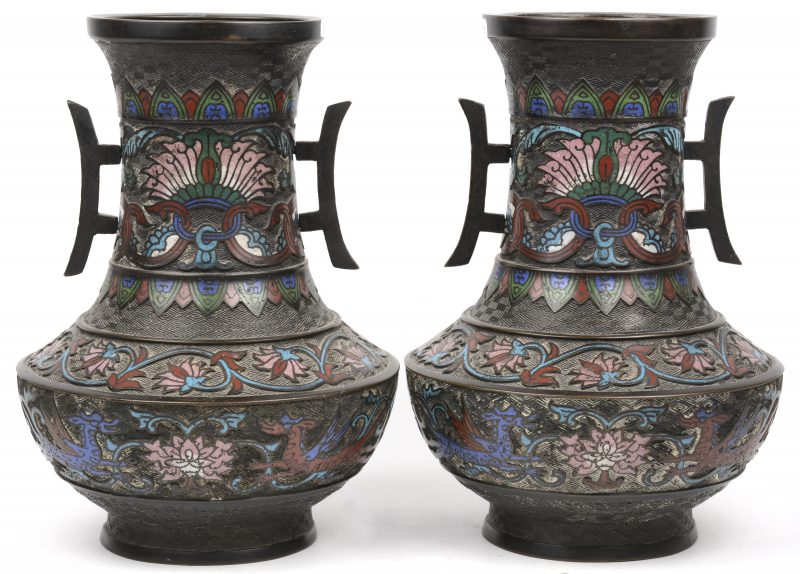 Een paar vazen van Japans brons met email champlevé-decor. Onderaan gemerkt. Omstreeks 1900.