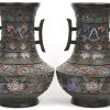 Een paar vazen van Japans brons met email champlevé-decor. Onderaan gemerkt. Omstreeks 1900.