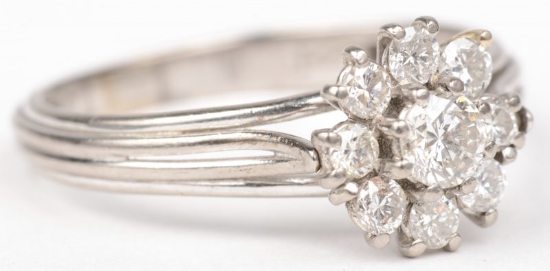 Een 18 K witgouden ring bezet met briljanten met een gezamenlijk gewicht van +- 0,65 ct.