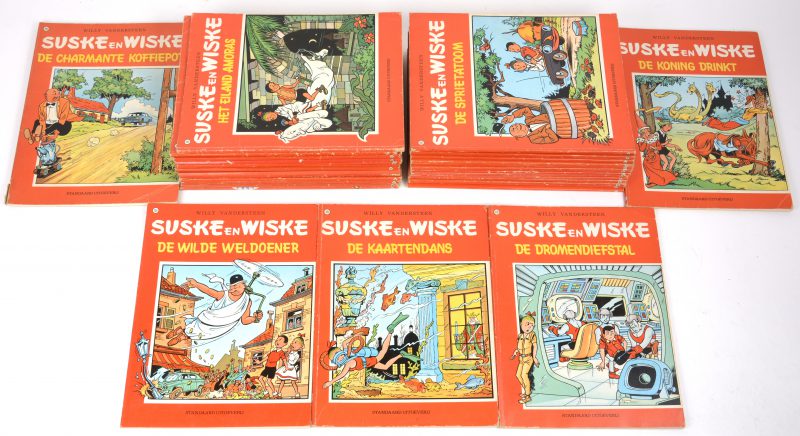 “Suske en Wiske”. 33 albums uit de gekleurde rode reeks. Tussen album 68 (Het Eiland Amoras, 1979) en album 135 (De Gekke Gokker 1983). Ed. Standaard UItgeverij. Goede staat, lichte slijtage aan enkele.