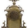 Een verguld bronzen schouwpendule in Louis XVI-inspiratie. (Sleutel en slinger manco)