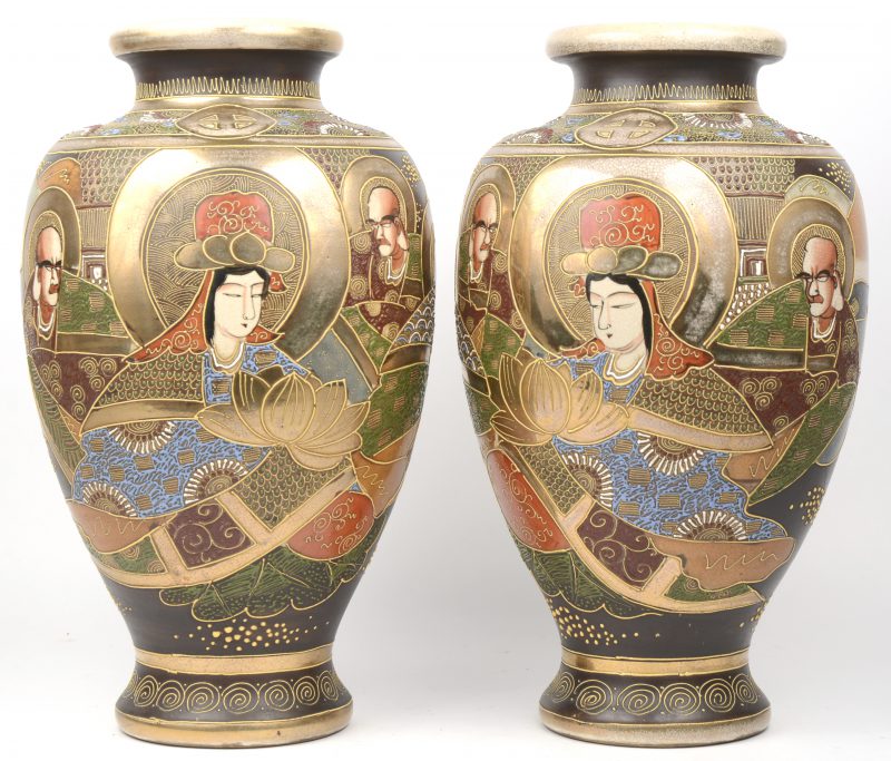 Een paar vazen van Satsuma-aardewerk. Onderaan gemerkt.
