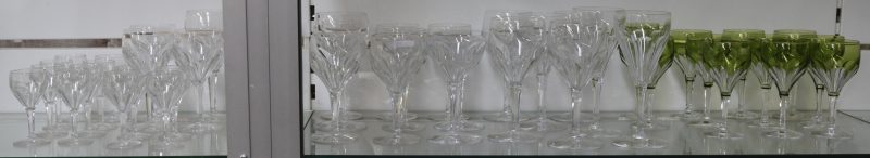 Een lot geslepen kristallen glazen, model Val Saint Lambert, bestaande uit 12 borrelglaasjes, 11 wittewijngazen, 11 wittewijnglazen met groene kelk, 8 rodewijnglazen, en drie champagneglazen.