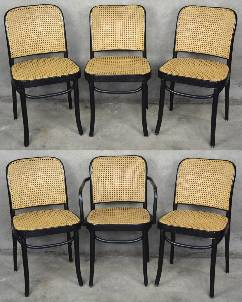 Een reeks van zes stoomgebogen en zwartgelakte stoelen met gecanneerde zit en rug. Pools fabricaat.