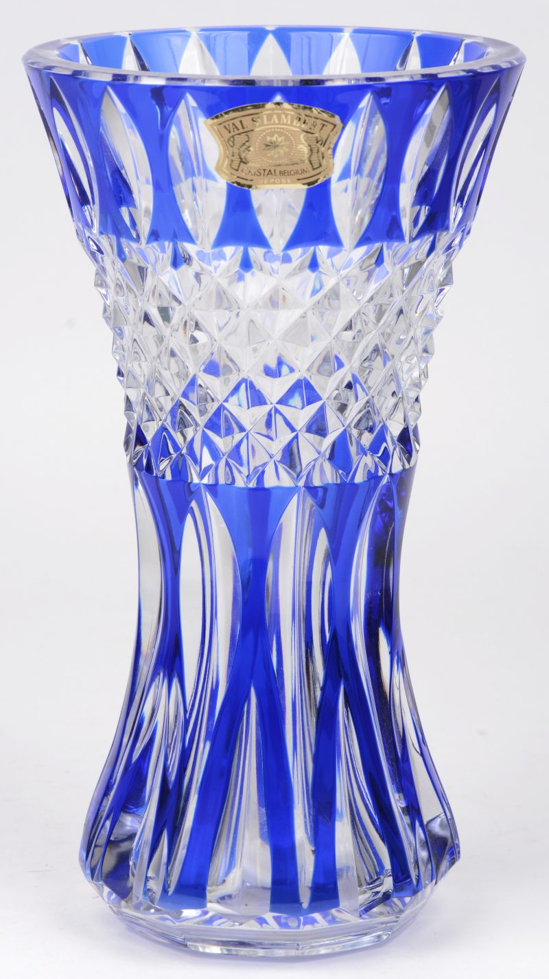 Een vaas van blauw gedubbeld en geslepen kristal. Gemerkt.