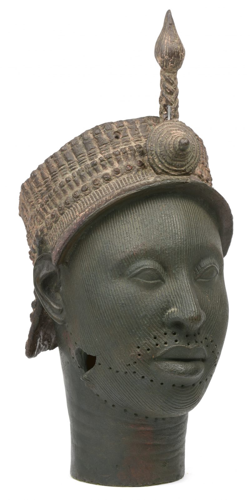 Een Afrikaans hoofd van terracotte met bronskleurig patina. Nigeria.