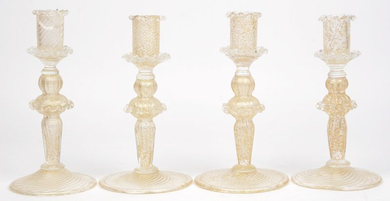 Vier Ventiaans glazen kandelaars met goudinclusies. Eén met barst in de basis en één met barst in de bovenrand.